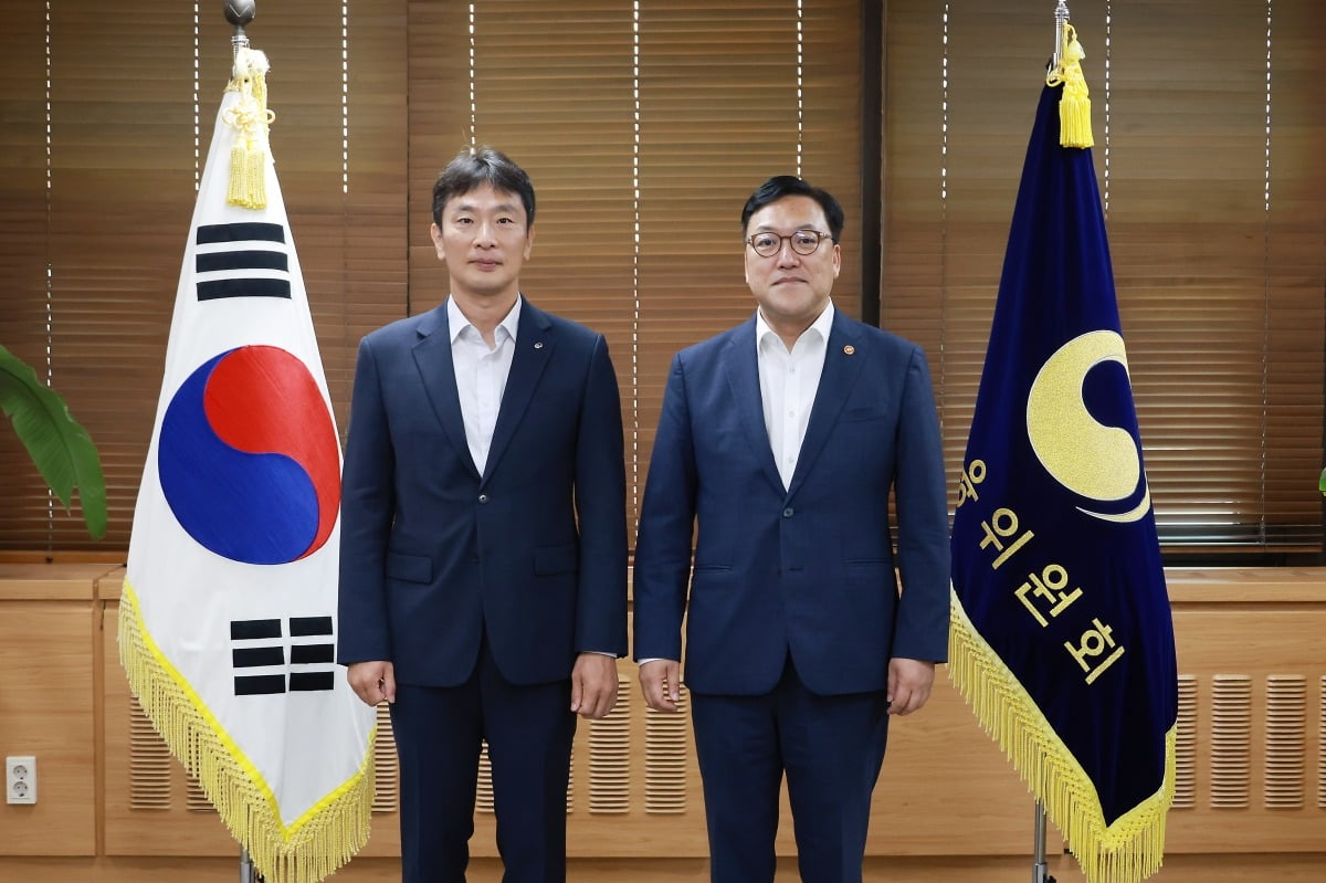 김병환 금융위원장(오른쪽)과 이복현 금융감독원장. 사진=금융위원회