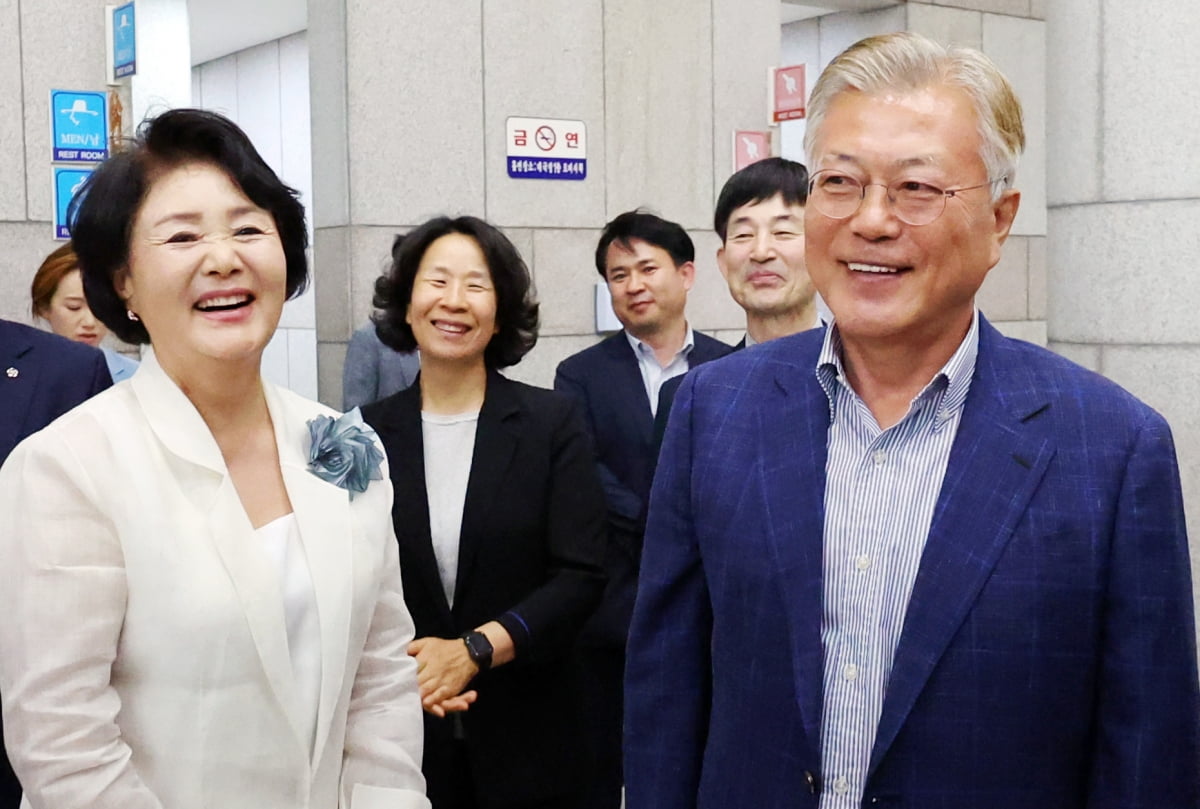 문재인 전 대통령과 김정숙 여사가 19일 오후 광주예술의전당에서 열리는 임윤찬 피아노 리사이틀 공연을 관람을 위해 이동하고 있다. /사진=연합우리카지노추천