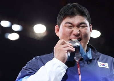 한국 첫 '유도 최중량급 은메달' 김민종, 결승전서 무릎 부상 [2024 파리올림픽]