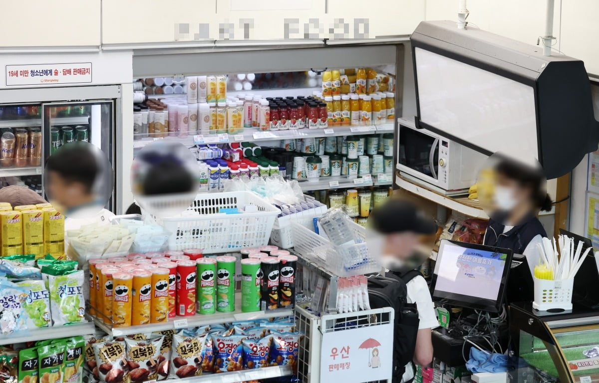 편의점서 저혈당 쇼크 쓰러지자…중학생이 과자 입에 넣어 살렸다