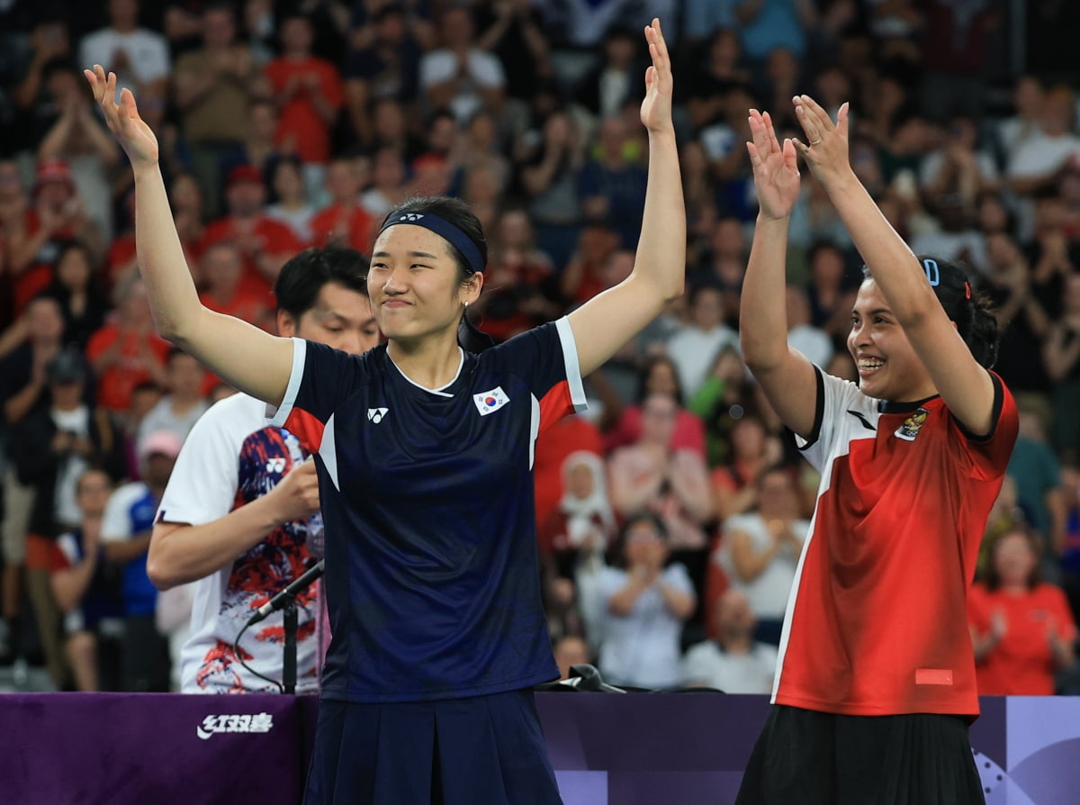 안세영이 4일 오후(한국시간) 프랑스 파리 라 샤펠 아레나에서 열린 2024 파리올림픽 배드민턴 여자 단식 준결승 인도네시아의 그레고리아 마리스카 툰중 선수와의 경기를 승리한 후 기뻐하고 있다. 뉴스1