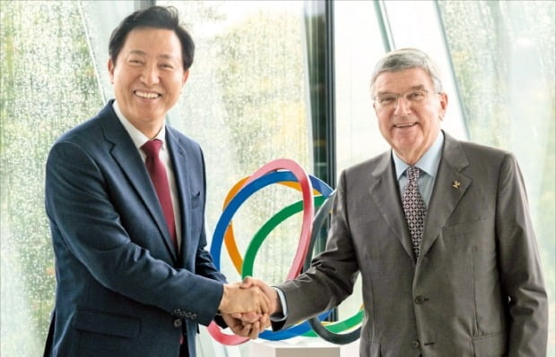 오세훈 서울시장은 2022년 10월 24일 스위스 로잔에 있는 국제올림픽위원회(IOC) 본부 올림픽하우스에서 토마스 바흐 IOC 위원장과 만났다.  /사진=서울시