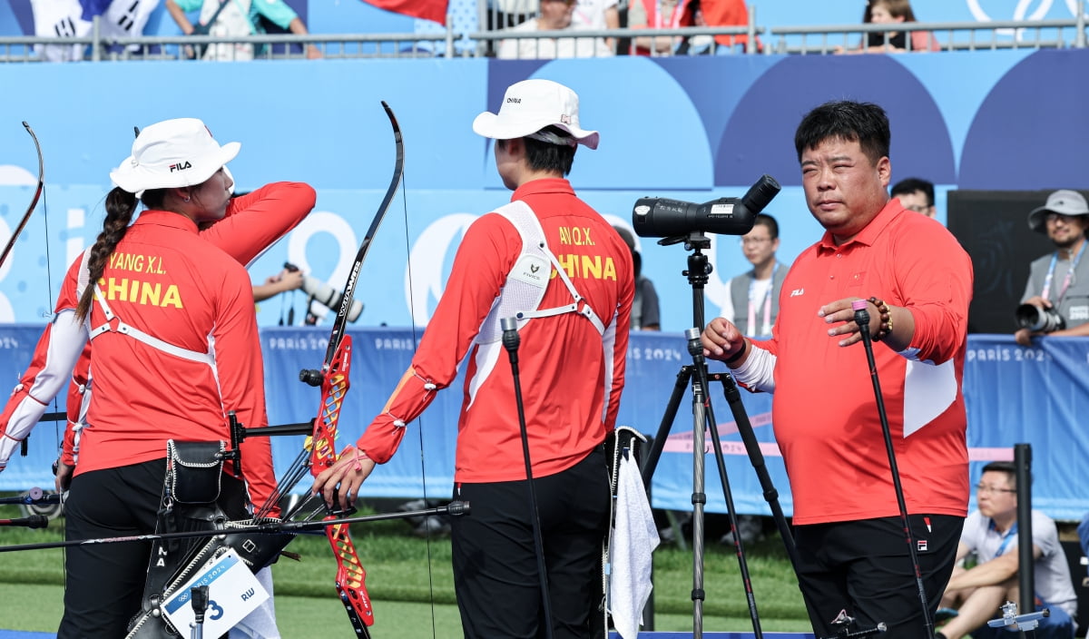 권용학 중국 양궁대표팀 감독이 지난달 29일(한국시간) 프랑스 파리 앵발리드에서 열린 2024 파리올림픽 양궁 여자 단체전 대한민국과 중국의 결승전에서 선수들과 대화를 나누고 있다. /뉴스1