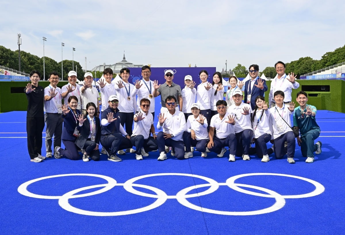 정의선 현대차그룹 회장과 대한민국 양궁 국가대표 선수단, 양궁협회 관계자들이 4일(현지시간) 2024 파리올림픽의 양궁 전 종목 석권 직후 손가락 다섯개를 펼쳐보이며 기념 촬영을 하고 있다. 대한양궁협회 제공