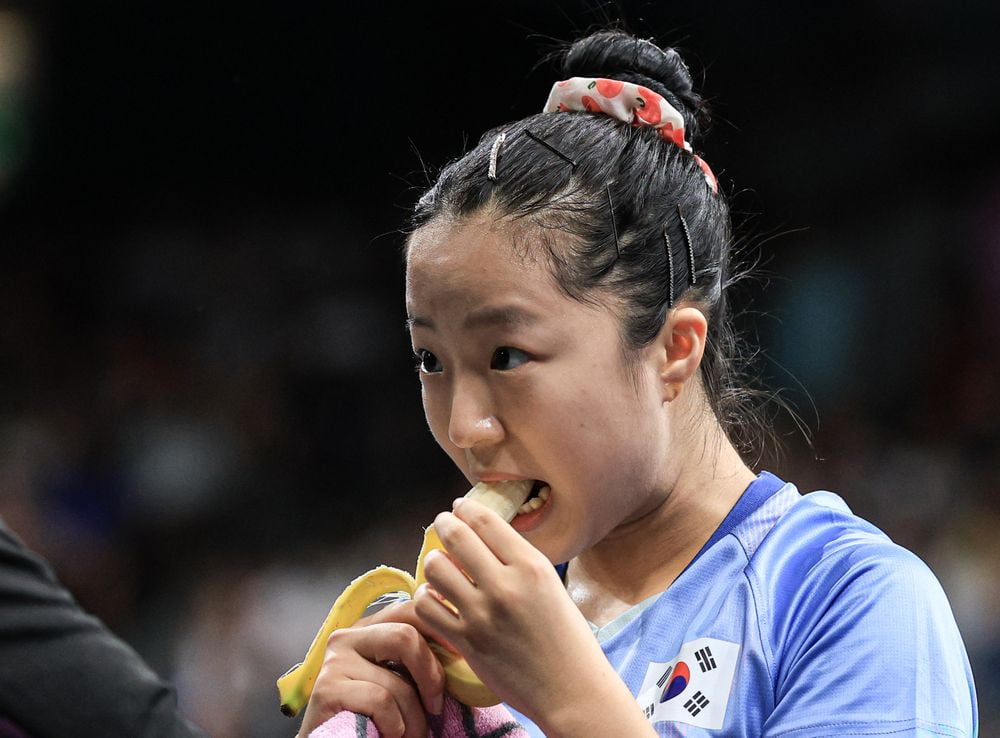 신유빈 선수가 2024 파리올림픽 탁구 경기 중 바나나를 먹는 모습,  /샌즈 카지노 사이트1