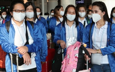 "한국, 설레요"하며 손하트…명품백 멘 필리핀 가사관리사도