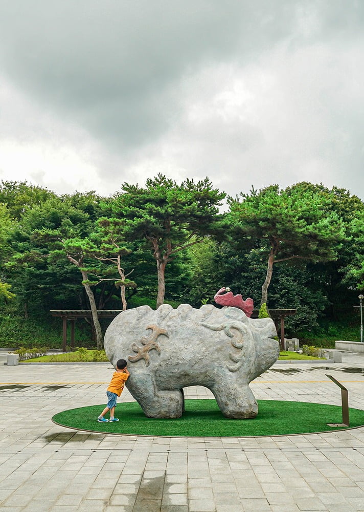 국립공주박물관 앞에 세워진 진묘수 조형물, 무령왕릉을 지키고 있던 상상의 동물 석수다