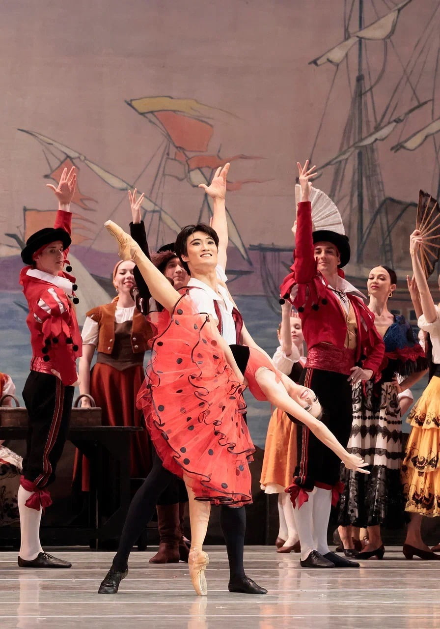 올해 5월 러시아 볼쇼이 극장 <돈키호테>에 초청받은 김기민이 파트너 레나타 샤키로바 마린스키 발레단 수석무용수와 파드되(2인무)를 추고 있다.  ⓒDamir Yusupov