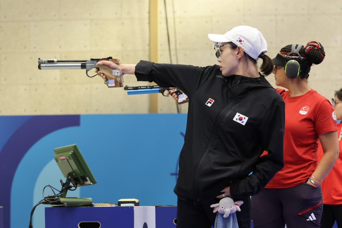 2024 파리올림픽 사격 공기권총 10m 여자 은메달을 딴 카지노 정팔 선수가 코끼리 인형을 달고 연습하는 모습.  /사진=연합뉴스