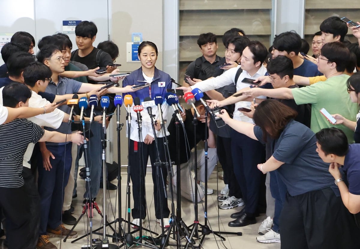 [포토] 밝은 표정으로 귀국하는 안세영