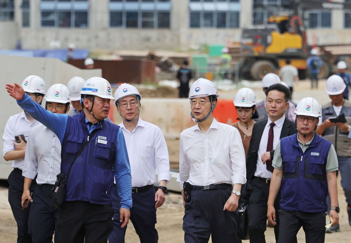 [포토] 폭염 대응 건설현장 점검하는 한덕수 총리