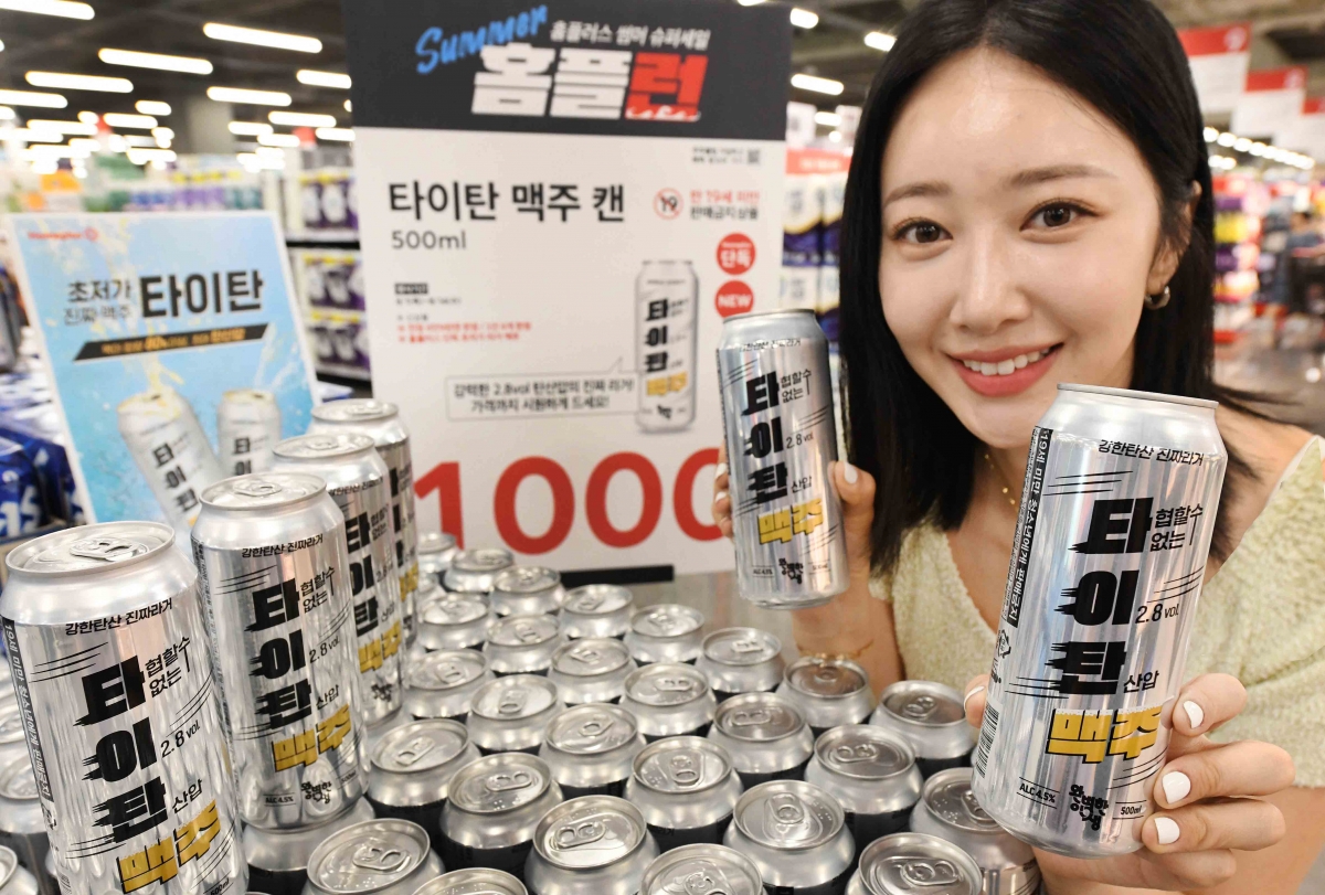 [포토] 고물가에 '마트표 주류' 인기…카지노 쪽박걸 1000원 맥주 '타이탄' 완판