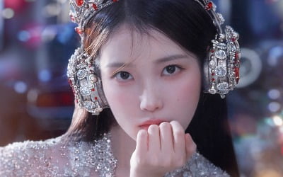 아이유, 9월 상암 콘서트 앞두고 포스터 공개 '기대감 ↑'