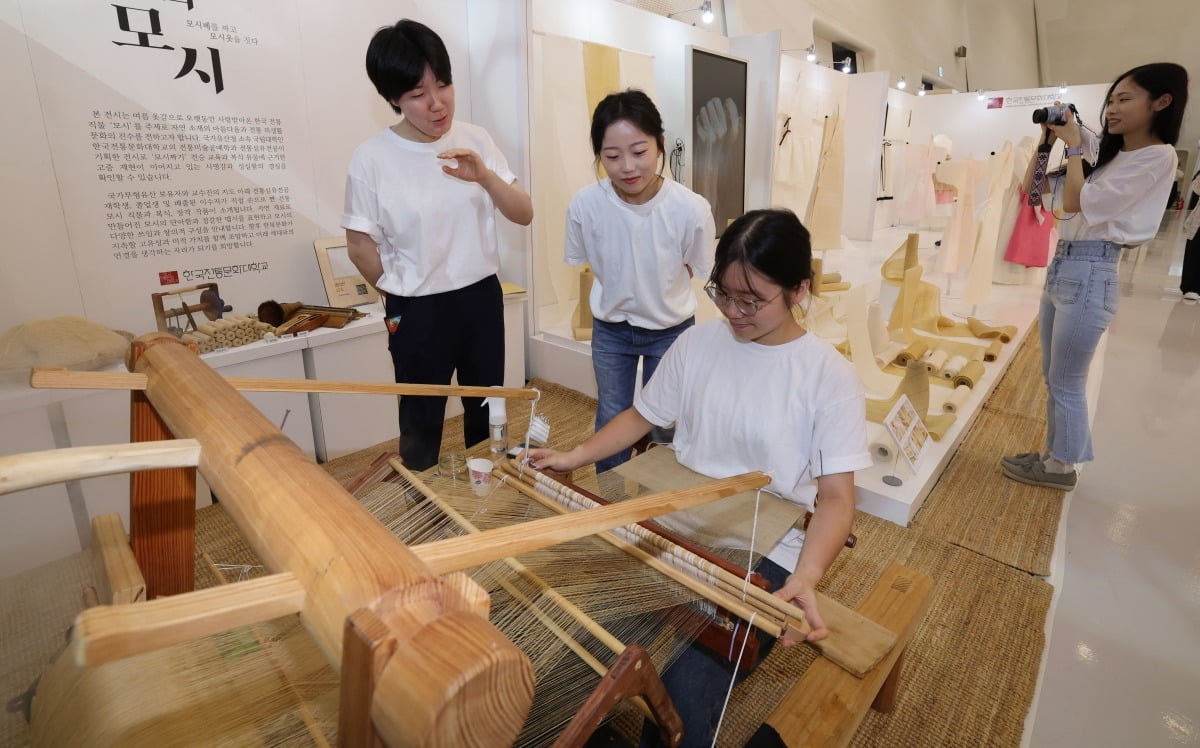 9일 오후 서울 중구 동대문디자인플라자(DDP)에서 열린 국내 유일 한복박람회 '2024 한복상점'을 찾은 관람객들이 한국전통문화대학교 부스에서 모시 체험을 하고 있다. 사진=임대철 기자