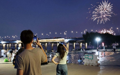 그럼에도 '가을'은 옵니다…한여름 밤 '깜짝' 터진 폭죽처럼 [사진issue]