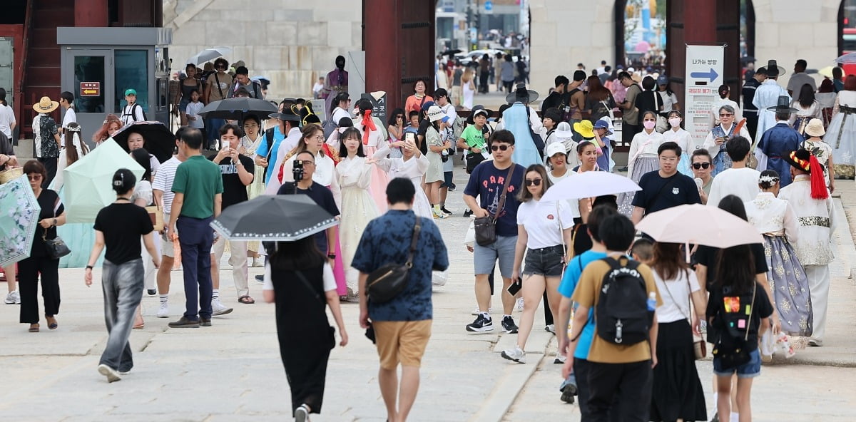 전국 대부분 지역에 폭염특보가 발효된 11일 오후 카지노 잭팟 금액 종로구 경복궁에서 외국인 관람객들이 입장하고 있다./사진=뉴스1