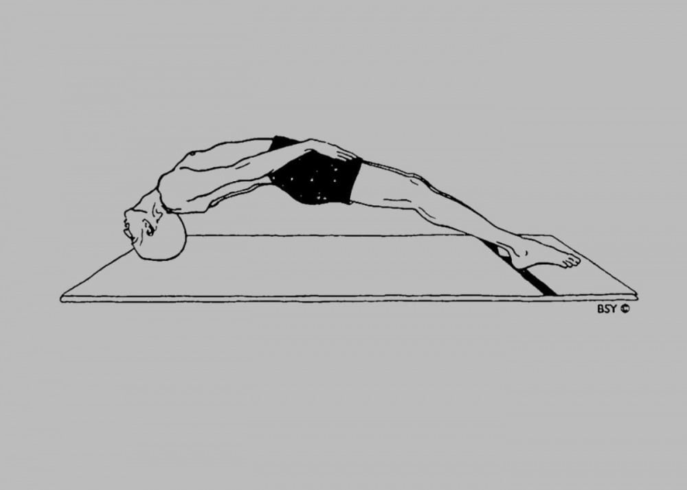 시샤파다 부미 스파시아사나 (Sirshapada Bhumi Sparshasana) 요가 자세의 일러스트 / ©BSY, 서닉 카지노. ADI Yoga Ashram 홈페이지