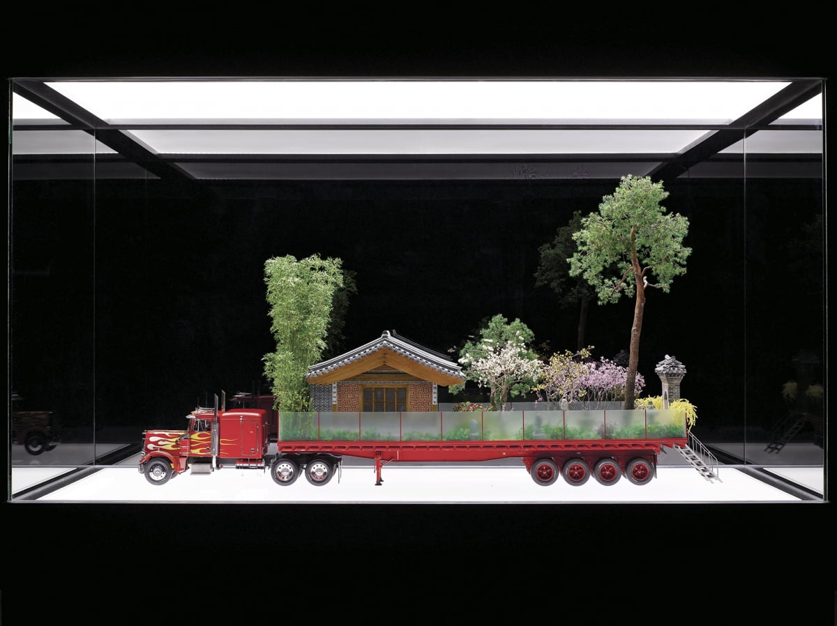 서도호, 'Sectet Garden', 2012. Mixed media, single-channel digital animation, and display case with LED lighting, 78.35 x 70.87 x 32.28 inches (with display case). © Do Ho Suh. Courtesy of the artist, Lehmann Maupin New York, London and Seoul and Victoria Miro London & Venice. Photography by Jeon Taeg Su. /아트선재센터 제공