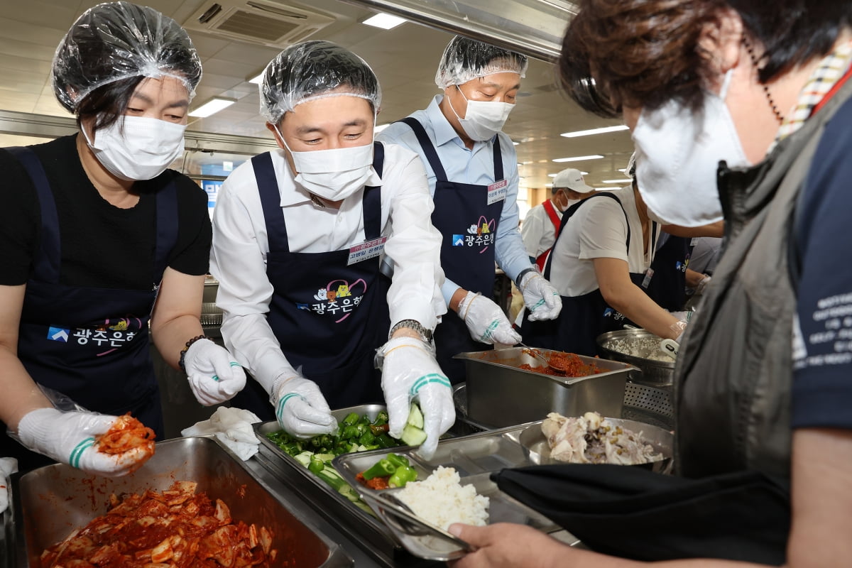 고병일 광주은행장, 삼계탕 배식 봉사활동 