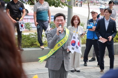 이상일 용인특례시장, 태극기 배부 현장에서 '행사 참가자' 격려