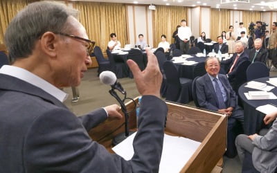 [포토] 강만수 전 기재부 장관 북콘서트 참석한 이명박 전대통령