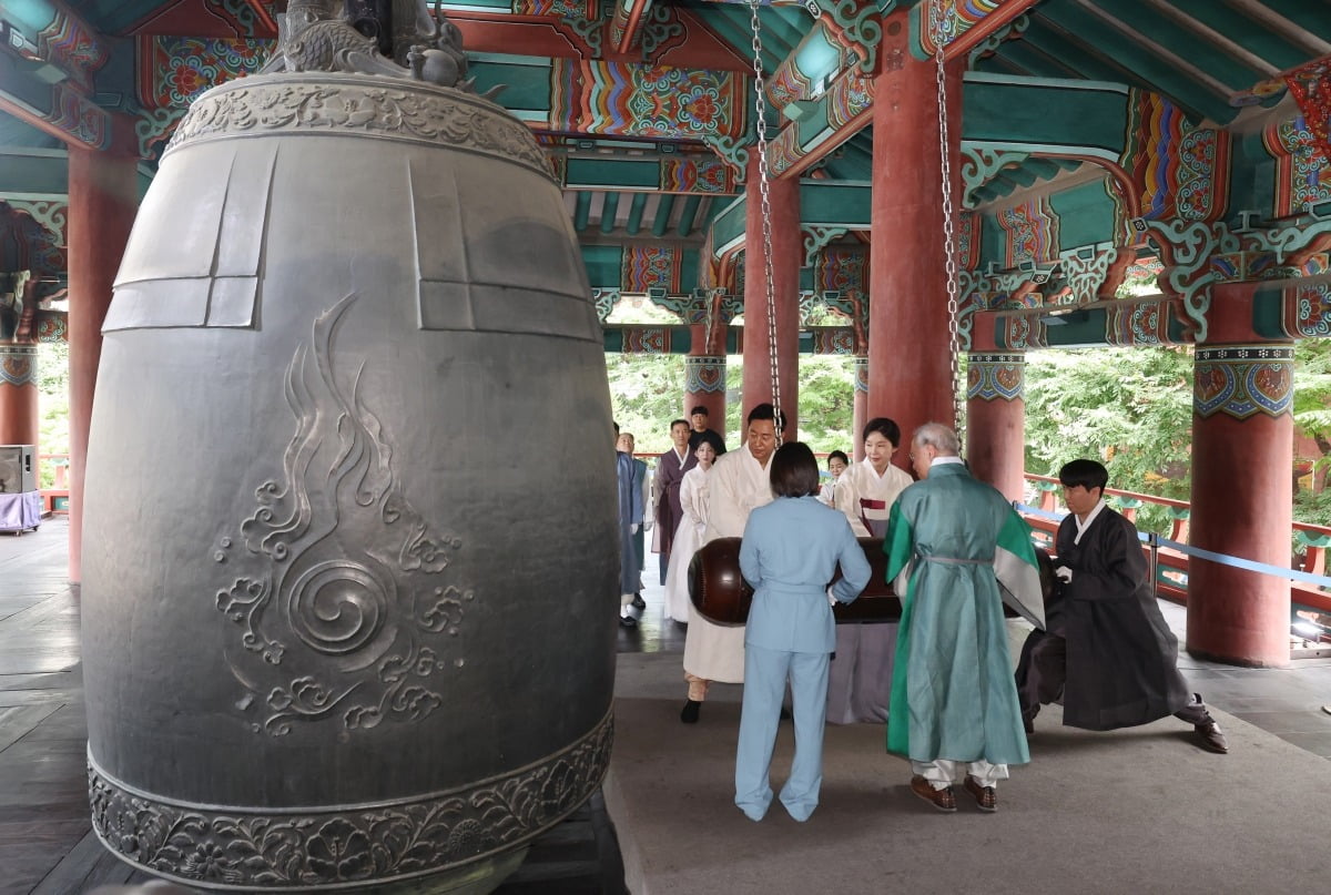 제79주년 광복절인 15일 서울 종로구 보신각에서 열린 제79주년 광복절 기념 타종식에서 오세훈 서울시장과 파리올림픽 유도 은메달리스트인 허미미, 독립유공자의 후손들, 시민 대합창단 등 참석자들이 타종을 하고 있다. /이솔 기자