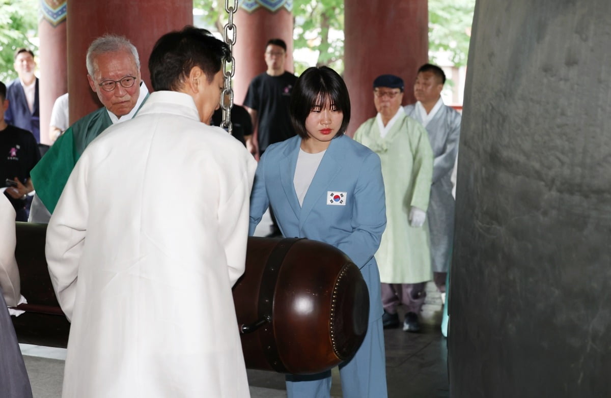 제79주년 광복절인 15일 서울 종로구 보신각에서 열린 제79주년 광복절 기념 타종식에서 오세훈 서울시장과 파리올림픽 유도 은메달리스트인 허미미, 독립유공자의 후손들, 시민 대합창단 등 참석자들이 타종을 하고 있다. /이솔 기자