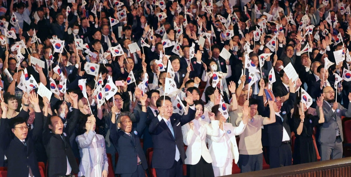 윤석열 대통령과 김건희 여사가 15일 서울 종로구 세종문화회관에서 열린 제79주년 광복절 경축식에서 만세삼창을 외치고 있다./김범준 기자 