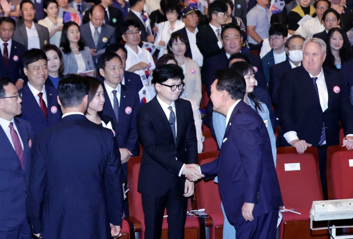 제79주년 광복절 경축식을 마친 윤석열 대통령이 한동훈 국민의힘 당대표와 악수하고 있다./김범준 기자