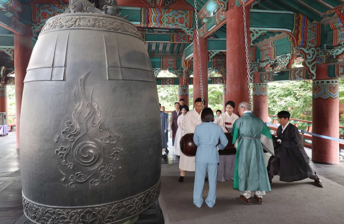 오세훈 서울시장과 독립운동가 허석 의사 후손이자 파리올림픽 유도 은메달리스트인 허미미 선수 등이 15일 서울 종로구 보신각에서 열린 제79주년 광복절 기념 타종식에서 타종하고 있다./이솔 기자