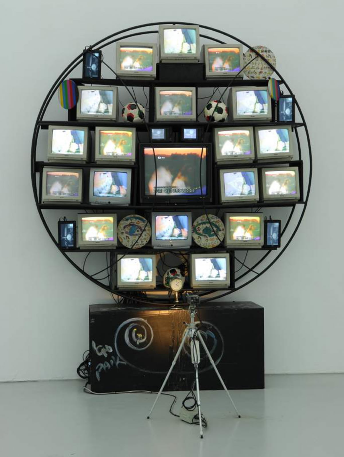 백남준 Nam June PAIK, 구 일렉트로닉 포인트 Sfera Punto Elettronico, 1990, 혼합 매체 Mixed media, 320x250x60cm, 학고재