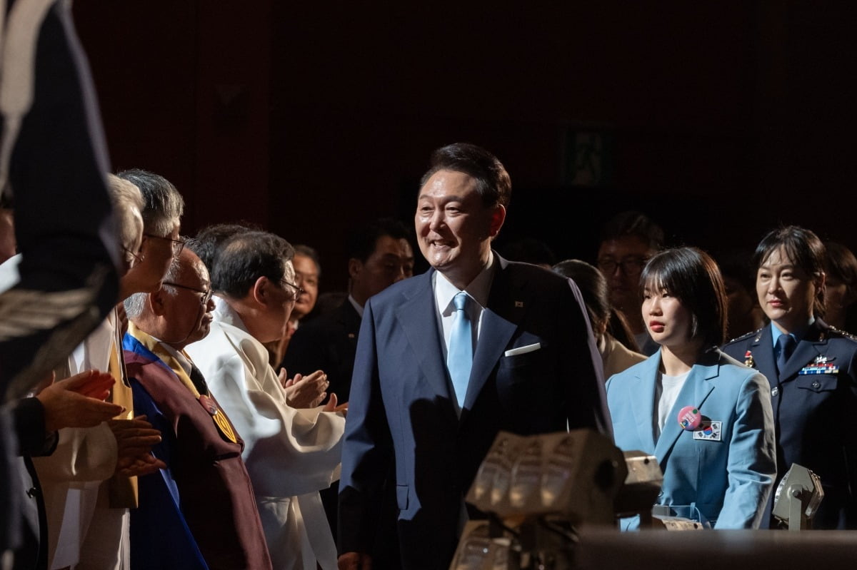 제79주년 광복절 경축식이 15일 서울 세종문화회관 대극장에서 열린 가운데 윤석열 대통령이 입장하고 있다. 뉴스1