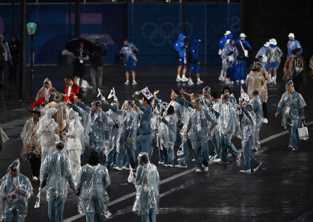 2024 파리올림픽 개회식이 열린 27일(한국시간) 프랑스 파리 센강을 따라 선상행진을 마친 대한민국 선수들이 트로카데로광장에 설치된 개회식장에 들어서고 있다. 사진=뉴스1