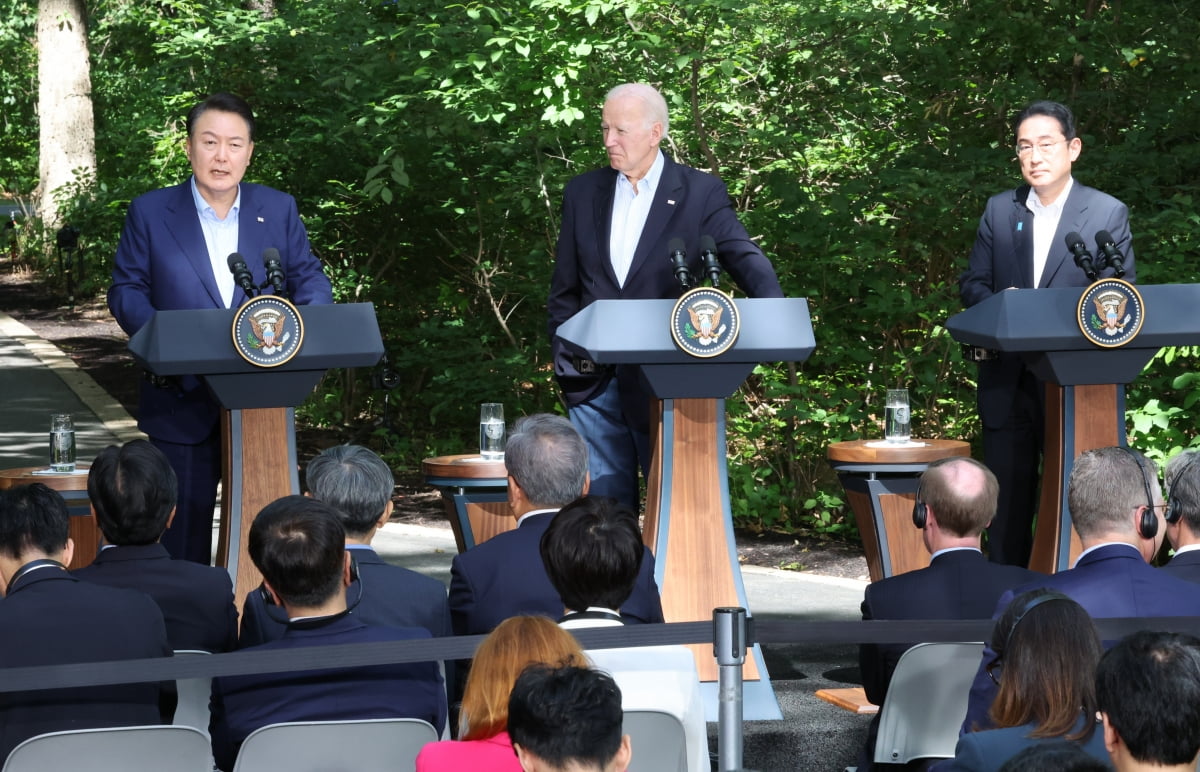 윤석열 대통령, 조 바이든 미국 대통령, 기시다 후미오 일본 총리는 지난 2023년 열린 캠프 데이비드 한미일 정상회의 1주년을 기념해 18일 3국 정상 공동성명을 발표했다. 사진은 윤 대통령이 지난 2023년 8월 18일(현지시간) 워싱턴DC 인근 미국 대통령 별장인 캠프 데이비드에서 열린 한미일 정상 공동기자회견에서 발언하는 모습. 왼쪽부터 윤 대통령, 바이든 미 대통령, 기시다 일본 총리. 사진=연합뉴스