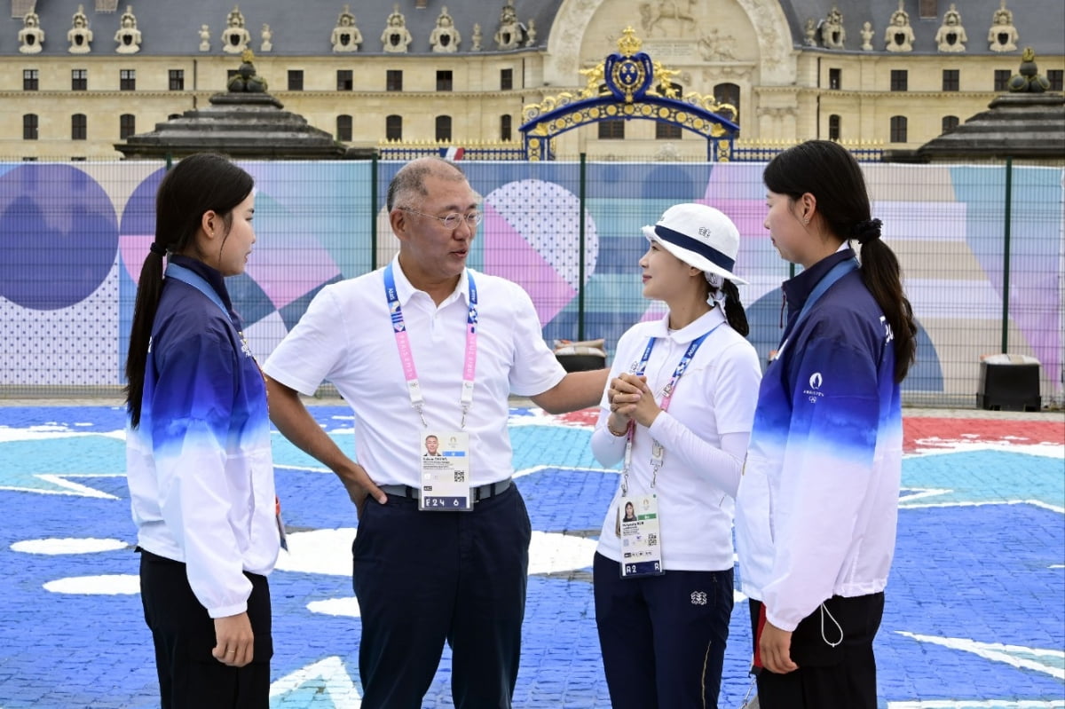 지난 3일(현지시간) 파리대회 양궁 여자개인 시상식 직후 정의선 현대차그룹 회장(사진 왼쪽에서 두번째)이 남수현, 전훈영, 임시현(사진 왼쪽부터) 선수들을 축하하며 이야기를 나누고 있다. 사진=대한양궁협회