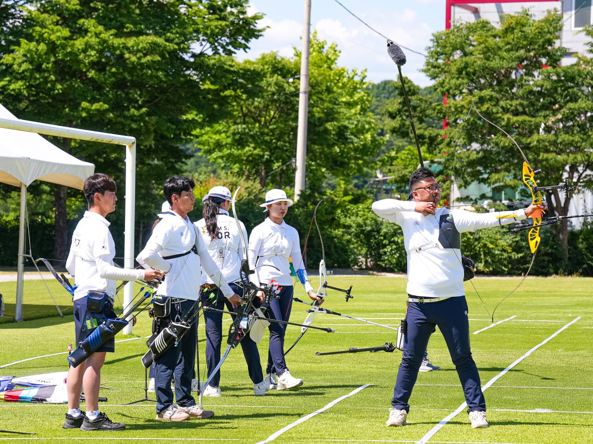 파리 센강의 거센 강바람에 대비하게 위해 비슷한 환경의 여주 남한강변에서 환경적응 훈련을 하고 있는 대표선수들 사진=대한양궁협회