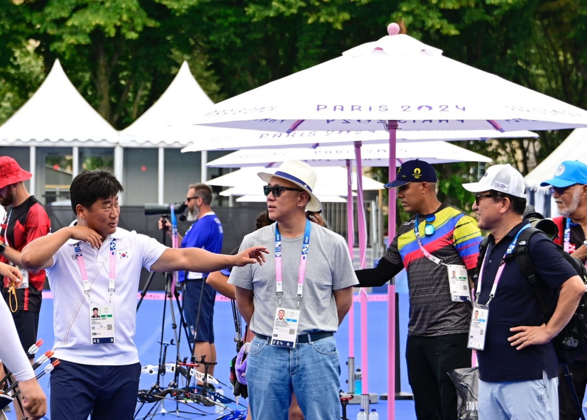 정의선 현대차그룹 회장이 지난 1일 파리 앵발리드에 있는 연습장을 찾아 양창훈(사진 왼쪽) 여자 양궁 대표팀 감독, 장영술(사진 오른쪽) 대한양궁협회 부회장과 대화를 나누고 있다. 사진=대한양궁협회