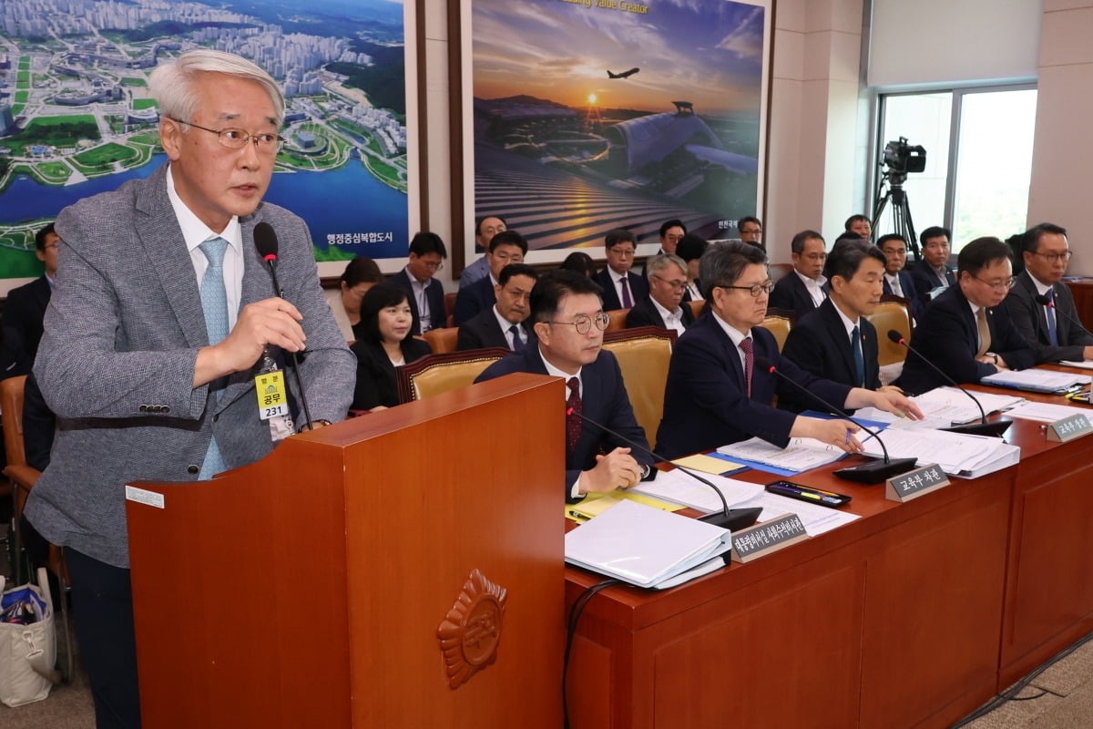 안덕선 한국의학교육평가원(의평원) 원장이 지난 16일 오전 서울 여의도 국회에서 열린 교육위원회와 보건복지위원회의 '의과대학 교육 점검 연석 청문회'에서 위원 질의에 답하고 있다./사진=연합뉴스