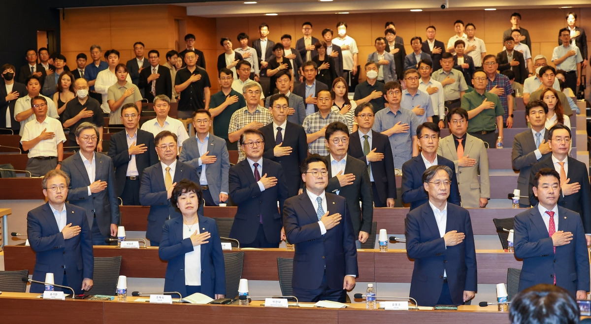 20일 오후 서울 중구 대한상공회의소에서 열린 한국경제 글로벌 경쟁력 강화를 위한 모임 창립총회에서 박찬대 더불어민주당 원내대표를 비롯한 참석자들이 국민의례를 하고 있다.  /연합뉴스