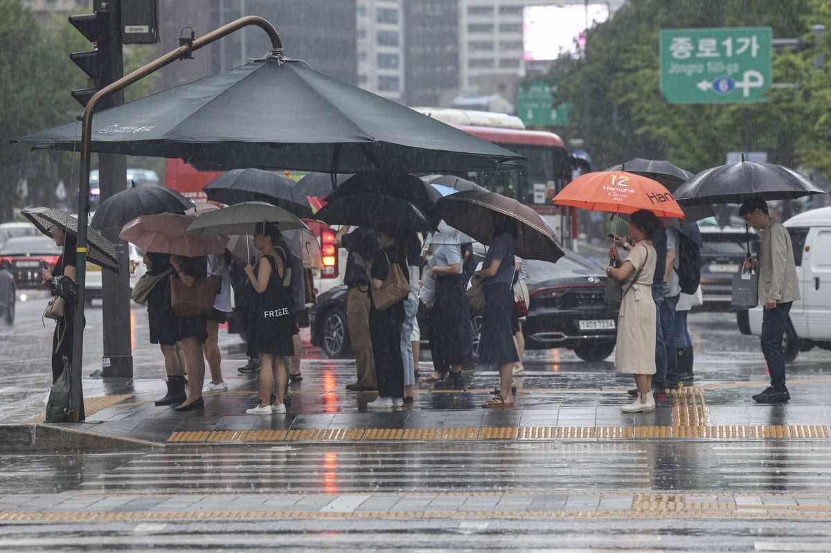 [포토] 태풍 종다리 영향…비 내리는 출근길