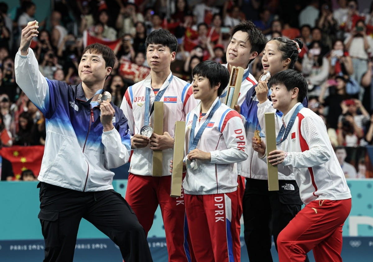 대한민국 탁구 대표팀 신유빈, 임종훈 선수가 30일(한국시간) 프랑스 파리 사우스 파리 아레나4에서 열린 '2024 파리올림픽' 탁구 혼합복식 시상식에서 금메달을 획득한 중국 왕추친, 쑨잉사와 은메달을 획득한 북한 리종식, 김금용과 함께 기념촬영을 하고 있다. 사진=뉴스1