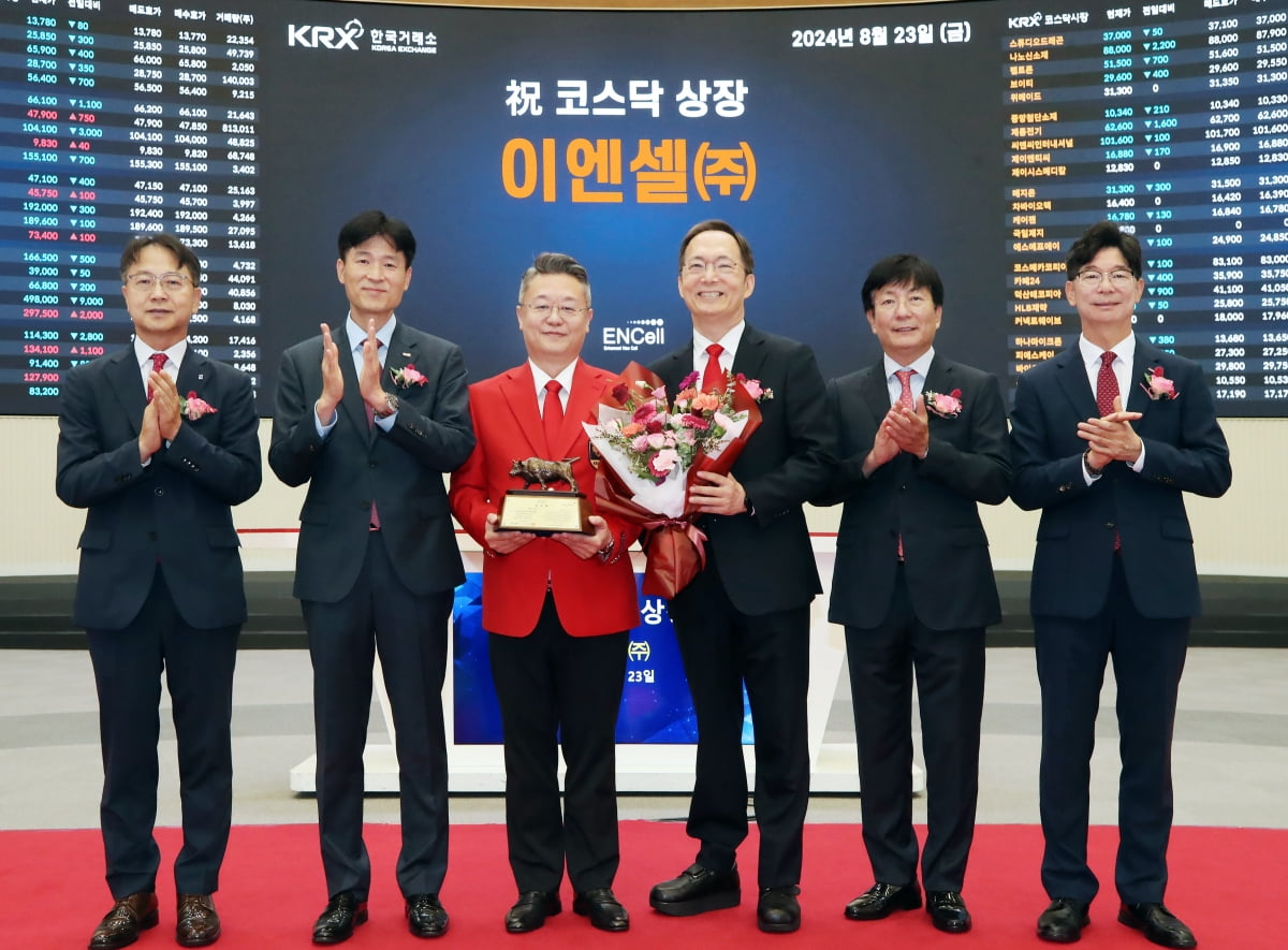 한국거래소 코스닥시장본부는 23일 오전 9시 서울사옥 홍보관에서 CMO/CDMO 사업 줄기세포치료제 개발 사업을 영위하는 이엔셀의 코스닥 시장 상장기념식을 개최했다. (왼쪽부터) 김대영 한국IR협의회 부회장, 민경욱 한국거래소 코스닥시장본부장, 장종욱 이엔셀 대표, 박승우 삼성서울병원 병원장, 이성 NH투자증권 IB1사업부 대표./사진=한국거래소