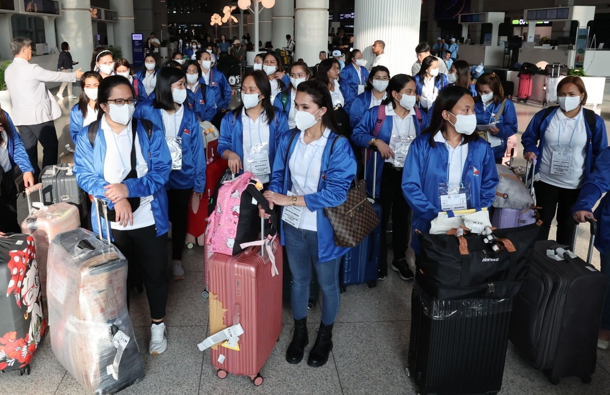 외국인 가사관리사 시범사업에 참여하는 필리핀 가사관리사들이 지난 6일 아침 인천국제공항 제1터미널을 통해 입국한 뒤 버스로 이동하고 있다. 한경DB