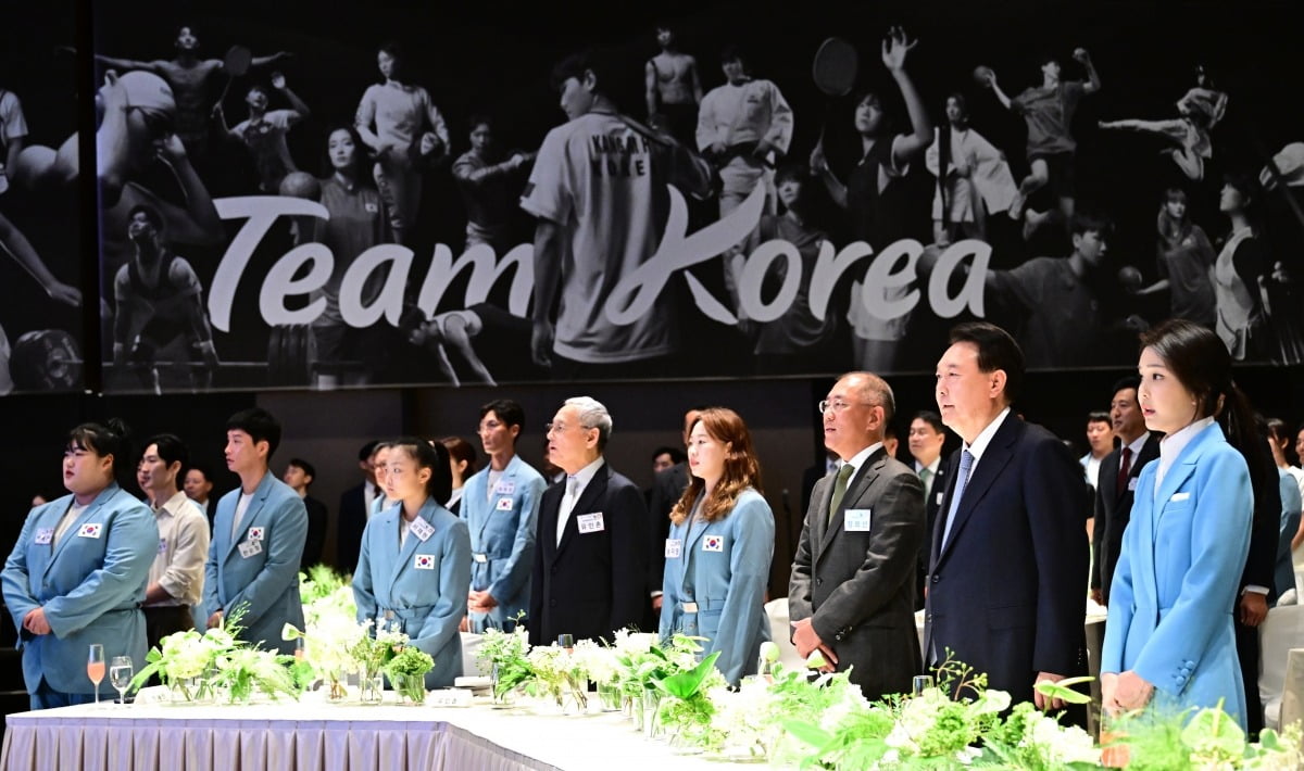 윤석열 대통령과 김건희 여사가 22일 서울 중구 신라호텔에서 열린 2024 파리올림픽 선수단 격려 행사에서 정의선 현대차그룹 회장, 유인촌 문체부장관, 
참가선수 등과 함께 애국가를 부르고 있다./김범준 기자
