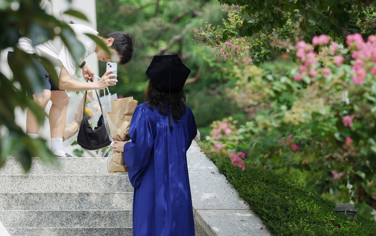 23일 서울 용산구 숙명여자대학교에서 열린 2023학년도 후기 학위수여식에서 한 졸업생이 기념 촬영을 하고 있다. /이솔 기자