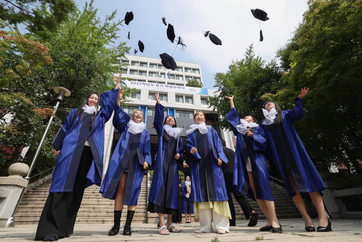 23일 서울 용산구 숙명여자대학교에서 열린 2023학년도 후기 학위수여식에서 졸업생들이 학사모를 던지고 있다. /이솔 기자