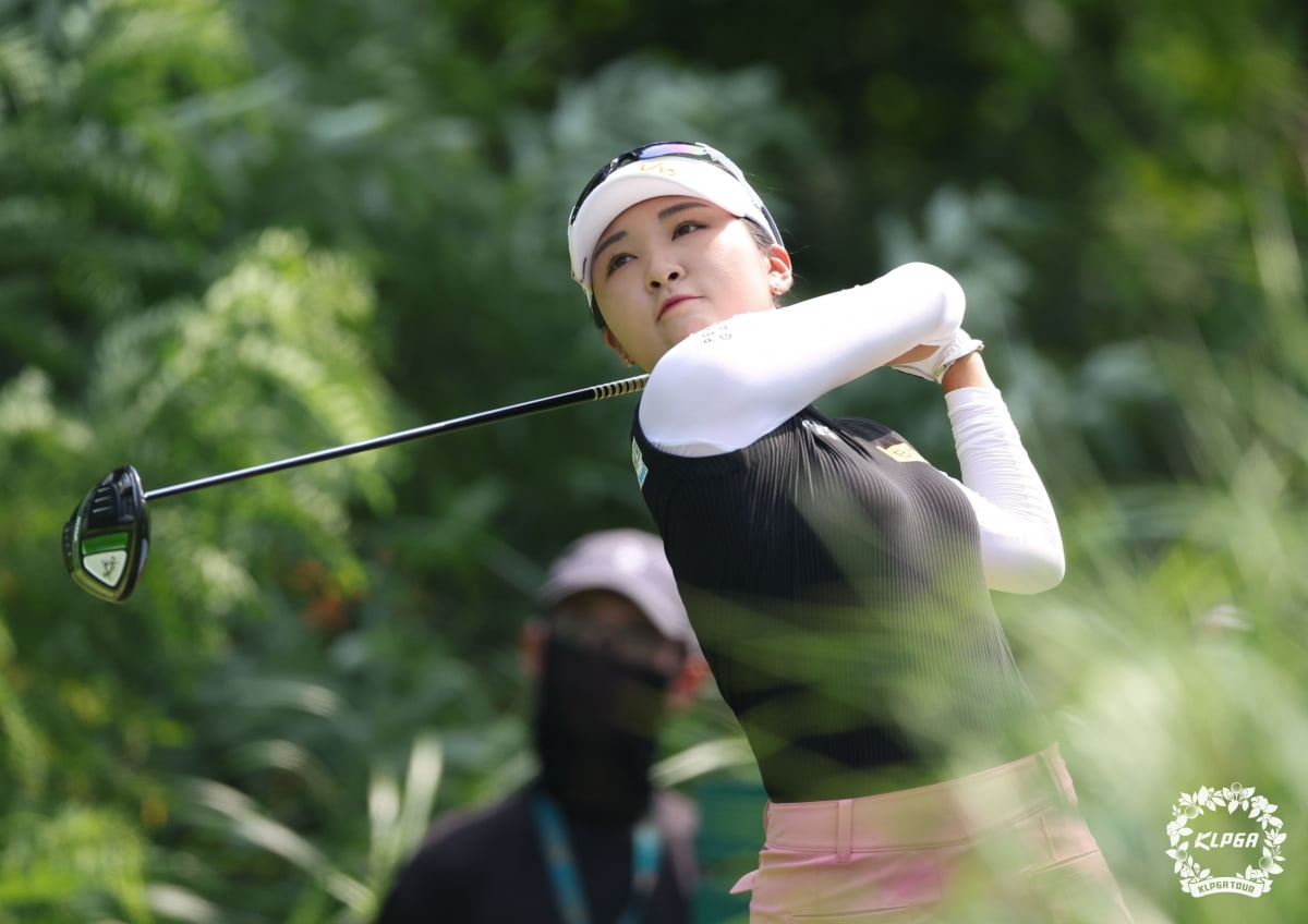 이예원이 23일 한국여자프로골프(KLPGA)투어 한화클래식 2라운드 8번홀에서 티샷을 하고 있다. KLPGA 제공