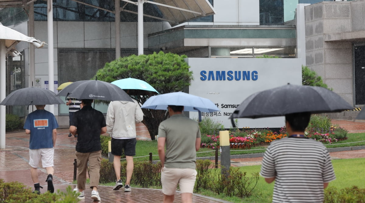 전국삼성전자노동조합이 지난달 8일 삼성전자 화성사업장 앞에서 1차 총파업 결의대회를 진행한 가운데 입구에서 직원들이 출근하고 있다. 한경DB