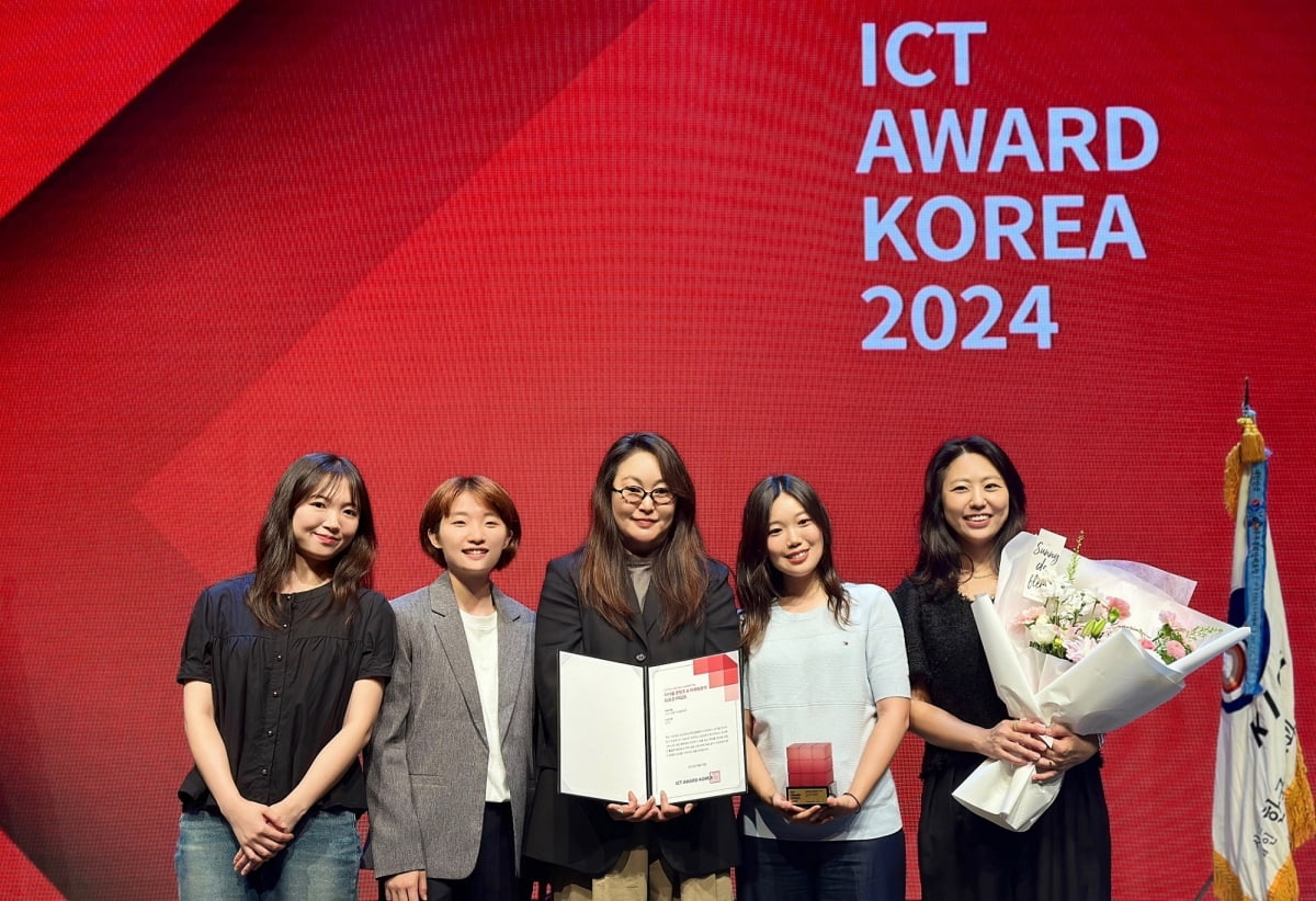 카지노사이트가 'ICT 어워드 코리아 2024'에서 디지털 콘텐츠 및 마케팅 분야 금상을 받았다. 사진 왼쪽부터 LG유플러스 디지털커뮤니케이션팀에 있는 윤지혜 선임, 이미소 사원, 이명연 책임, 김윤지 사원, 구수진 팀장. LG유플러스 제공