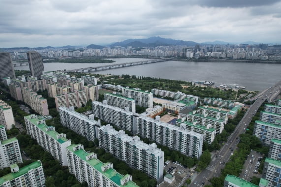 서울 영등포구 여의도 대교아파트 전경. 49층, 912가구로 재건축이 확정됐다. 공공기여로 복합문화체육센터와 재가노인복지시설이 반영됐다.  /대교 재건축 조합